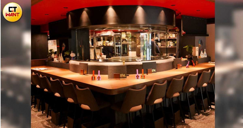 88屋找來四國當地職人親自掌廚，圍繞開放式廚房的吧台區成為視覺焦點。（圖／88屋提供）