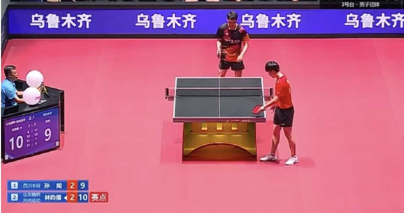 林昀儒(右下)一路猛攻,將比數反超孫聞並獲得比賽賽點。(圖/翻攝自微博/吃瓜比賽冠軍)