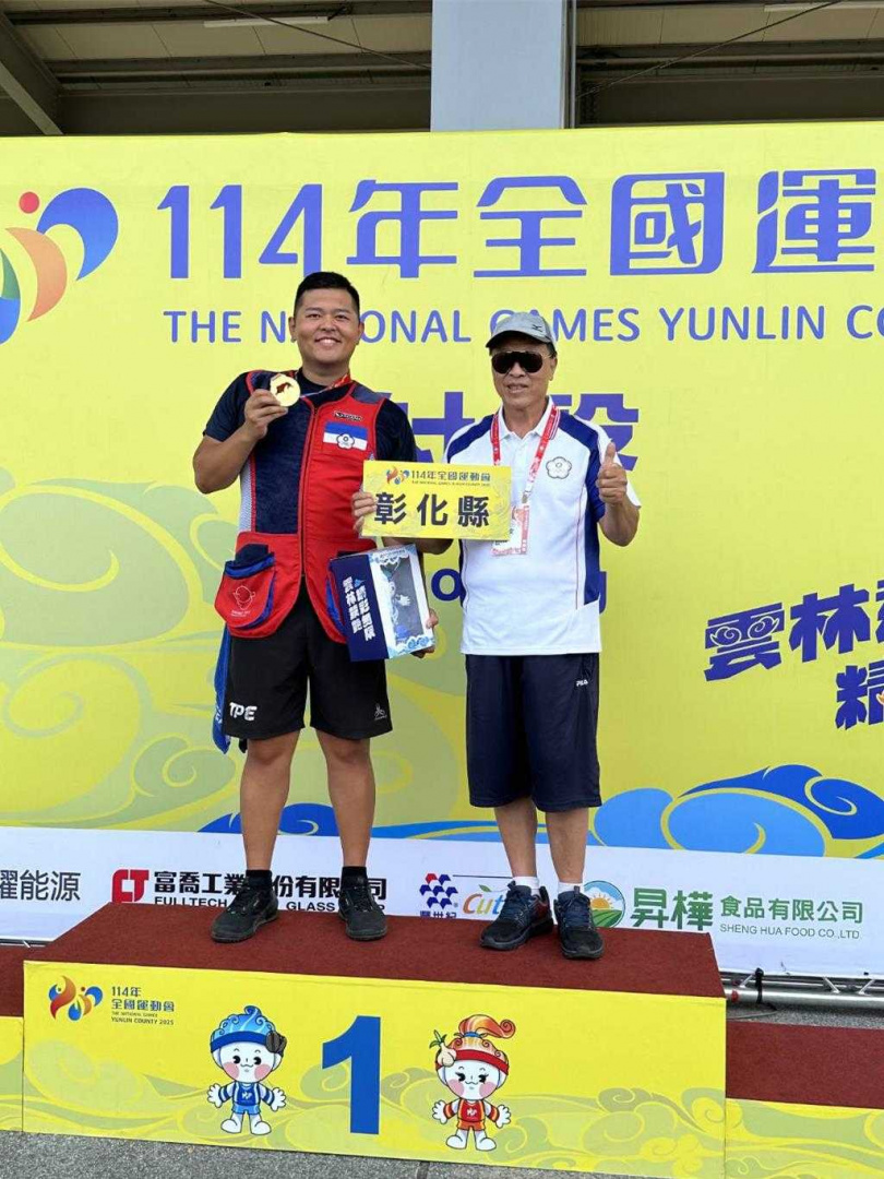 楊昆弼（左）代表彰化出賽全運會，在率先登場的射擊項目中，他與蕭鎧祥、陳威銚於男子組不定向飛靶團體賽中，為彰化拿下首面金牌，隨後再度奪下個人金牌，完成個人三連霸的壯舉。（圖／翻攝畫面）