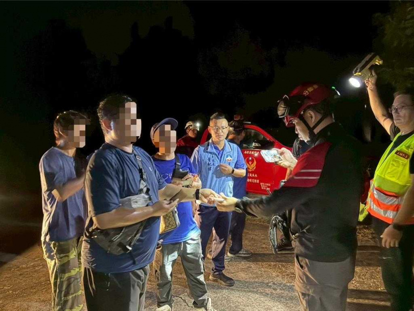 警消獲報立即出動8人及各式消防車4輛前往救援，在消防員引導使用定位系統獲取受困座標後，花費約20分鐘順利協助受困民眾平安脫困下山。(圖／金門縣消防局提供)