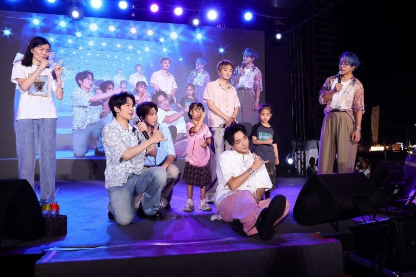 Energy演唱〈微笑先生〉時邀請歌迷上台大跳「微笑舞」，寵粉無極限。（圖／相信音樂提供）