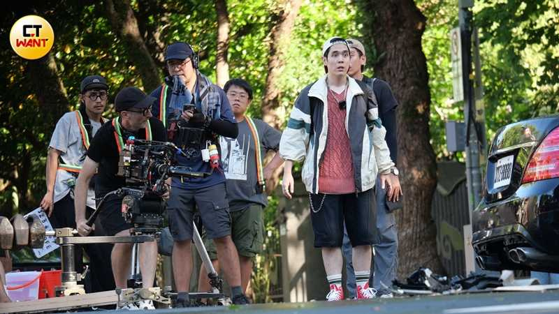 陳彥嘉表情驚訝瞪著大眼，令人好奇到底在演什麼劇情。（圖／本刊攝影組）