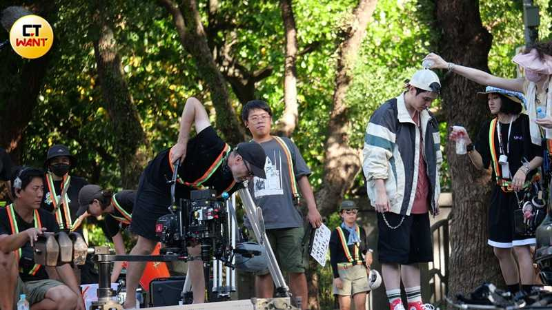 工作人員一直往陳彥嘉的身上倒水。（圖／本刊攝影組）