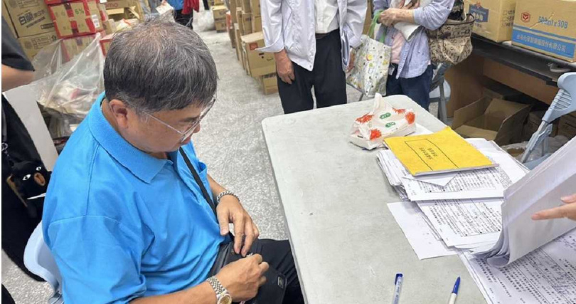 花蓮光復鄉大安村長徐振雄洪災過後一直站在救災第一線,腳趾卻因奔忙受傷,經昨天包紮後,他今天會到活動中心幫助災民確認災情,以利後續申請補助使用。(圖/中時記者羅亦晽攝)