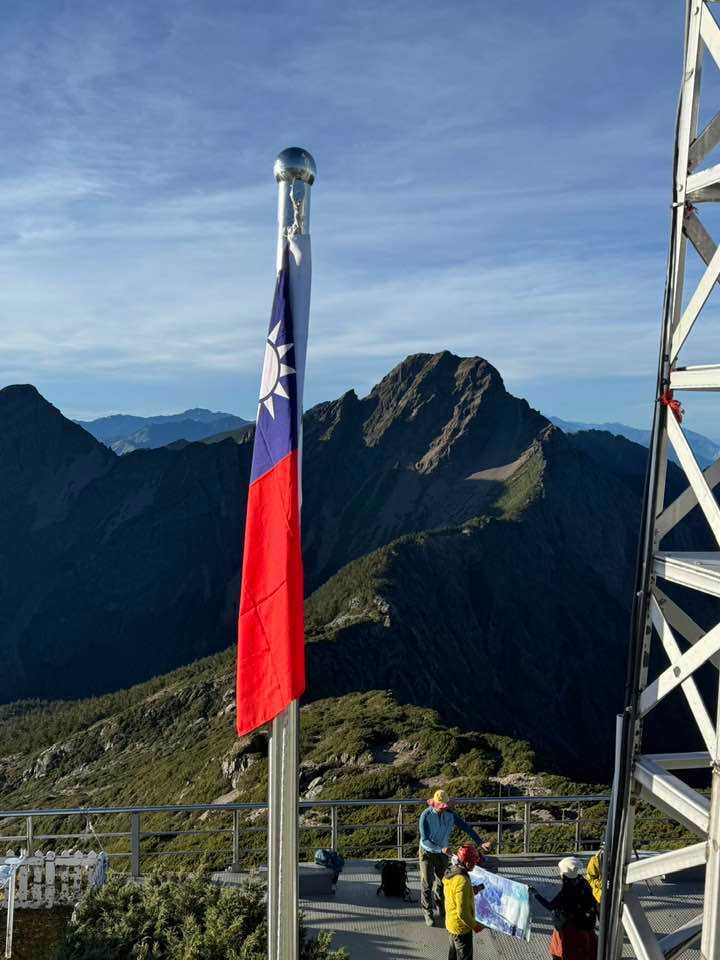 全台最「高」國慶儀式。(圖/翻攝自臉書@mdc.cwb)