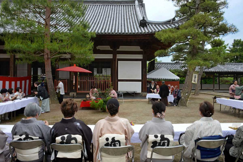 松莚流煎茶道在萬福寺本堂前的偌大茶席展演。（圖／吳德亮攝）