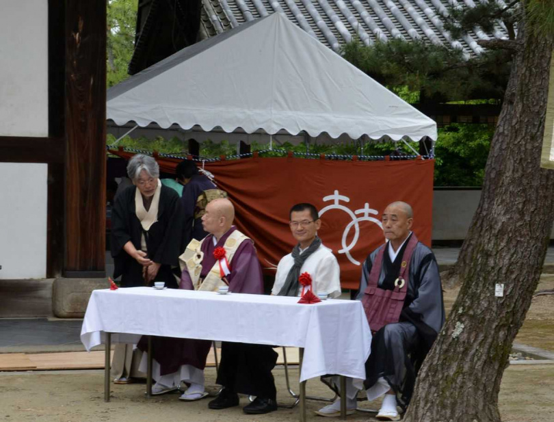 日本煎茶道連盟副理事長德山圭峰（左一）、中華茶聯張富欽總會長（左三）與寺院住持。（圖／吳德亮攝）