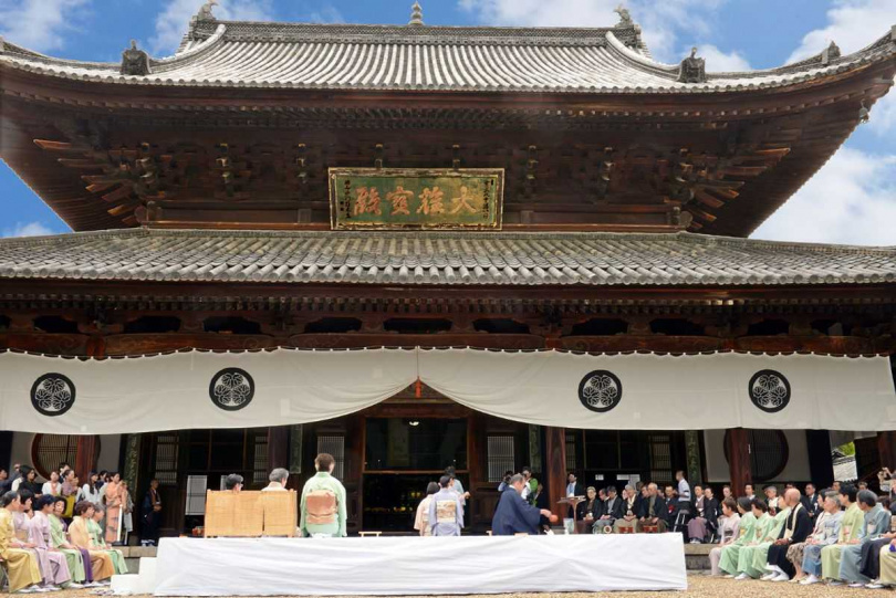 在宇治萬福寺大雄寶殿舉辦的日本全國煎茶道大會開幕式。（圖／吳德亮攝）