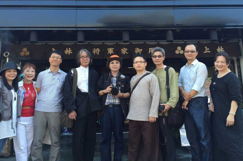 本文作者與參加大會的中華茶藝聯合促進會理事長等成員。（圖／吳德亮攝）