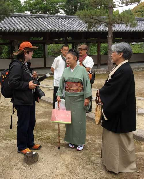 本文作者透過翻譯採訪日本煎茶道連盟中村松繼理事長。（圖／吳德亮攝）