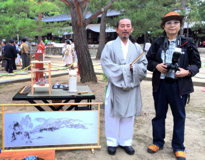 本文作者與美風流煎茶道家元中谷美風（左一）。（圖／吳德亮攝）