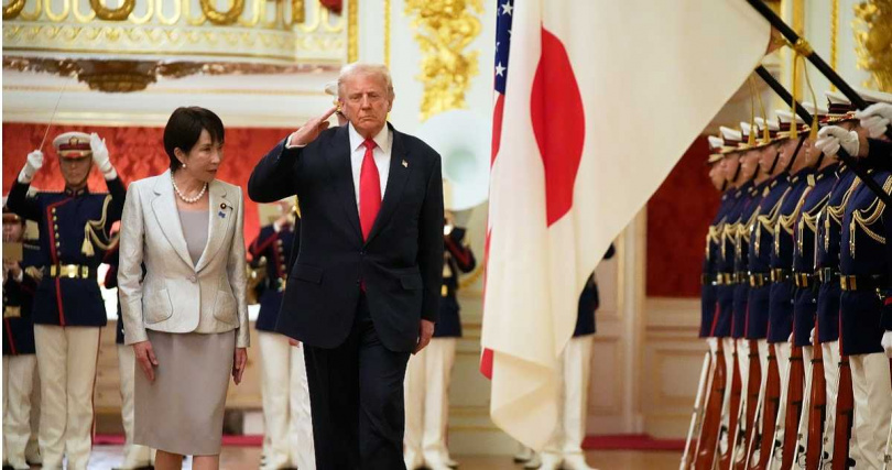 川普向儀隊士兵敬禮。(圖/達志/美聯社)