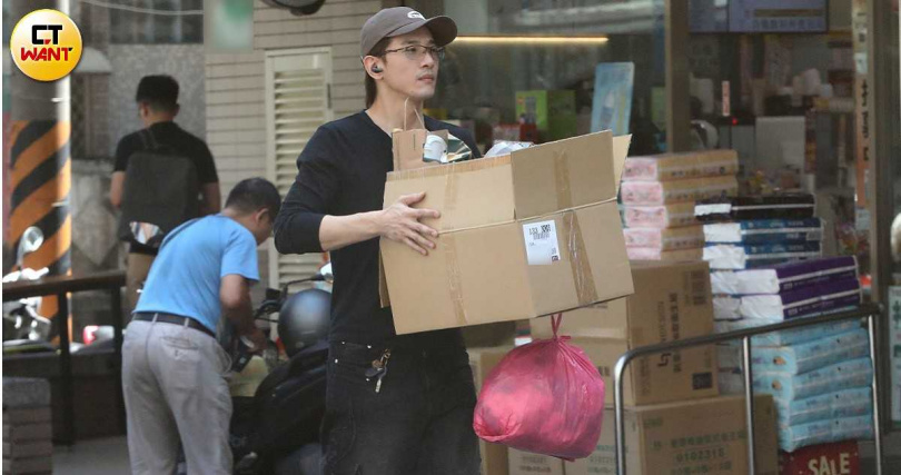 給人霸總形象的張立昂，私下也是認真生活、妥善垃圾分類，還親自追垃圾車。（圖／CTWANT）