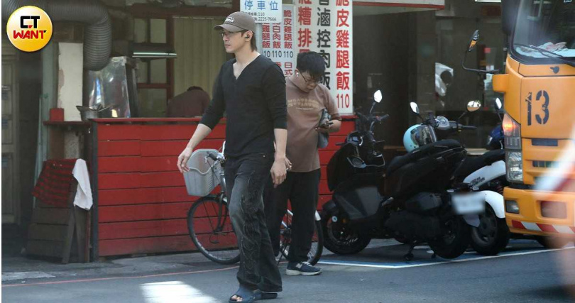 氣質紳士的張立昂，腳上穿著很親民的藍色塑膠拖鞋。（圖／CTWANT）