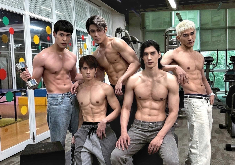 張立昂（右一）近期曾為作品《男公館》秀出精壯的身材。（圖∕達騰娛樂提供）