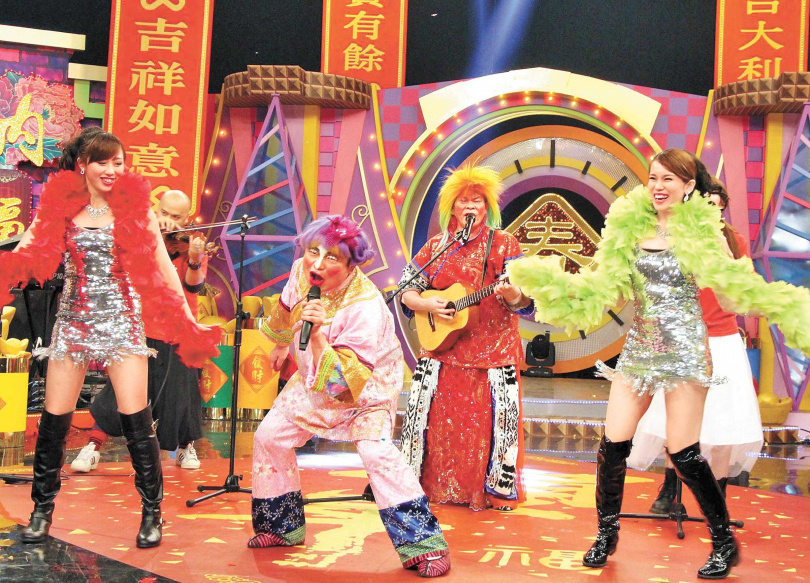 澎恰恰（左三）以「鐵獅玉玲瓏」逗趣綜藝秀紅遍全台。（圖／報系資料照）