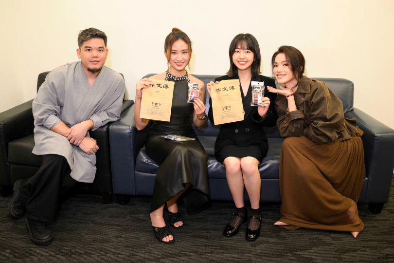 舒淇、白小櫻、9m88出席新加坡國際影展《女孩》開幕，影展方送上作文簿和堅持膏給兩位演員。（圖／甲上提供）