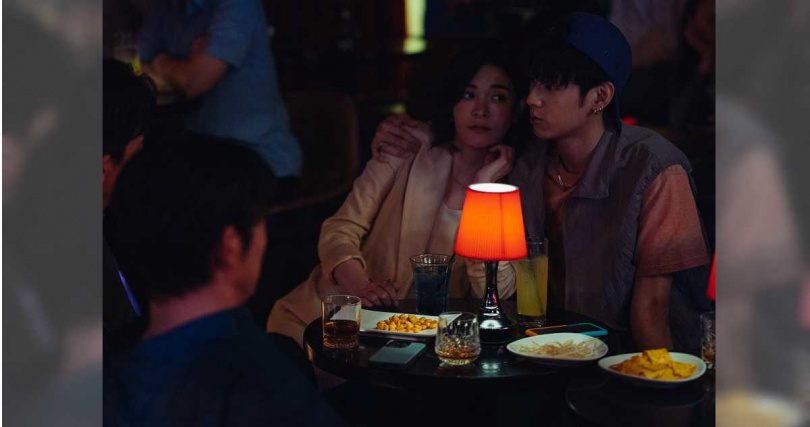 《整形過後》洪暐哲（右）霸氣摟住張榕容（左）宣示主權。（圖／六魚文創）