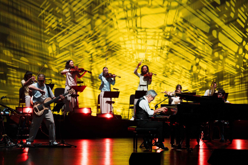 羅大佑返回對自己有重大意義的台中、高雄演出。（圖／大右音樂提供）