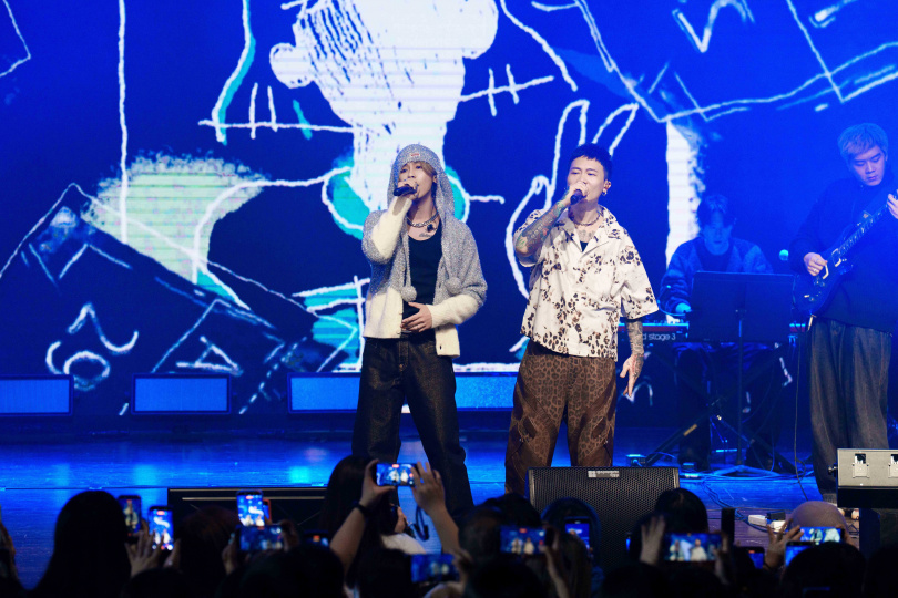 鼓鼓找蕭秉治跳奪命三搖。（圖／相信音樂提供）