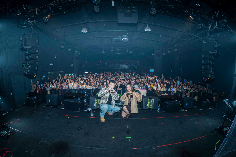 丁噹穿著太火辣，讓蕭秉治不敢直視。（圖／相信音樂提供）