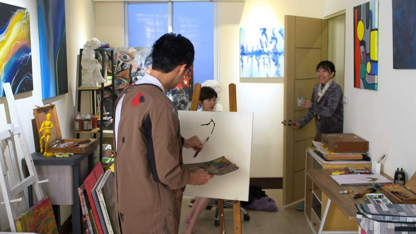為了幫李運慶找回創作靈感，王晴在劇中大膽擔任人體藝術模特兒，范瑞君意外開門看呆了！（圖／民視）