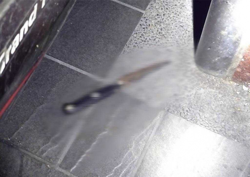 李睿騰丟棄之兇刀。（圖／翻攝畫面）