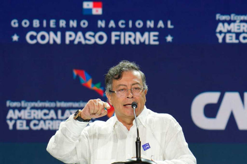 當時佩特羅總統與女兒同行，直升機遭情報警告後緊急轉向。