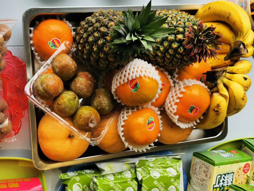 香蕉、李子、梨子、鳳梨、柿子等五種水果，分別象徵「招」、「你」、「來」、「旺」、「市」（圖／楊登嵙提供）