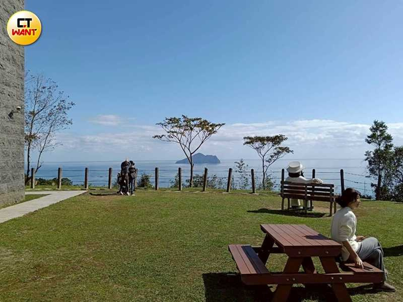 龜山島是宜蘭縣的精神象徵,雪山隧道通車則帶來不少外地一日遊觀光客,誰能帶領宜蘭邁向精彩未來?年底選戰縣民會給出心中答案。(圖/顏瑋辰攝)