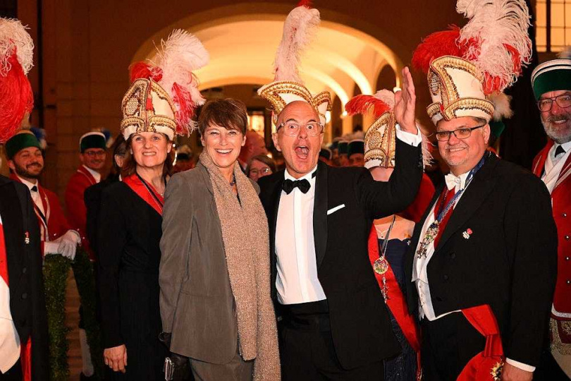 克里斯多福赫斯特（中舉手者）獲頒2026卡爾瓦倫丁勳章不改喜趣表現。（圖／海鵬提供）