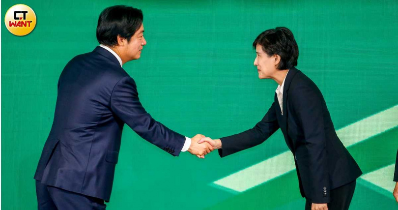 副閣揆鄭麗君（右）是總統賴清德（左）仰仗的台美關稅談判重要人物，無意投入選戰的她面對各界多次勸進投入2026台北市長選戰仍堅定態度拒絕，表達了百分百不投入任何選戰的立場。（圖／黃耀徵攝）