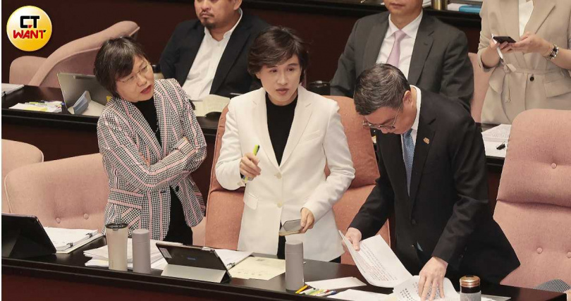 副閣揆鄭麗君（中）在內閣表現有目共睹，不過她對「選舉」多年來敬謝不敏，2026年北市長選將恐也難見到她的倩影。（圖／黃耀徵攝）