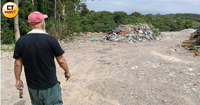 未來土方管理能否合法有效讓台灣環境永續？各界存疑。圖為新竹縣市交界處一處違法垃圾山。（圖／顏瑋辰攝）