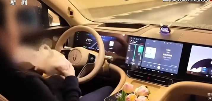 女子在高速公路行駛時開啟輔助駕駛功能，卻雙手離開方向盤，甚至出現進食、隨音樂擺動雙手及化妝等行為。（圖／翻攝自央視）