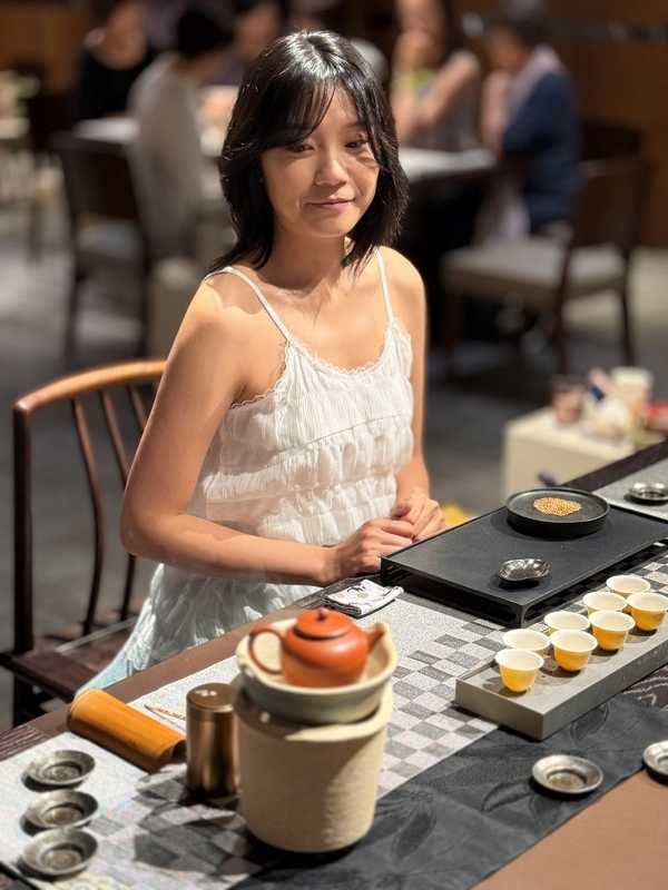 「春秋茶藝」專業泡茶師以烹蒸爐盞司茶分享。（圖／吳德亮攝影）