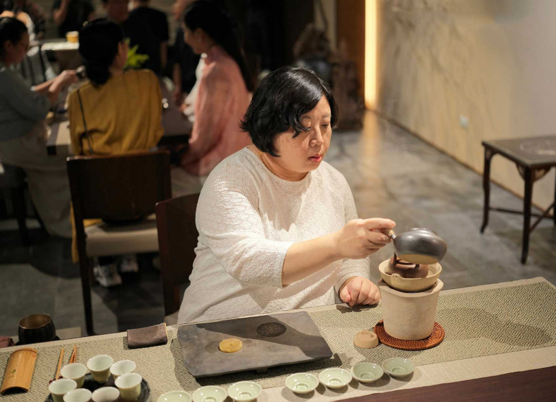 「春秋茶藝」專業泡茶師以烹蒸爐盞司茶分享。(圖/吳德亮攝影)