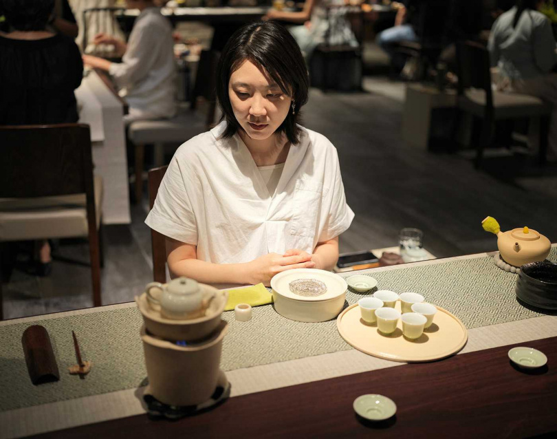 「春秋茶藝」專業泡茶師以烹蒸爐盞司茶分享。（圖／吳德亮攝影）