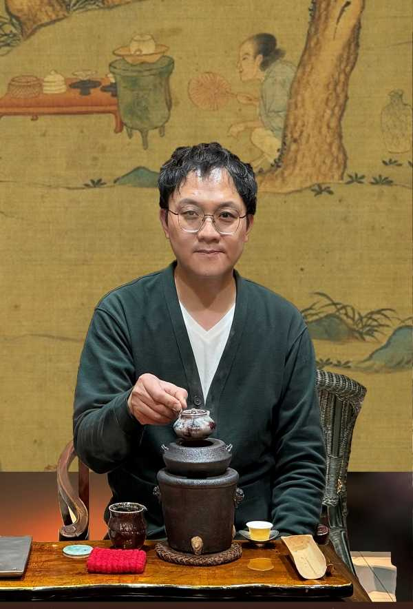 陶藝名家吳晟誌以仇英畫中童子爐盞煎茶的畫面對照他燒造的烹蒸爐盞。(圖/吳德亮攝影)