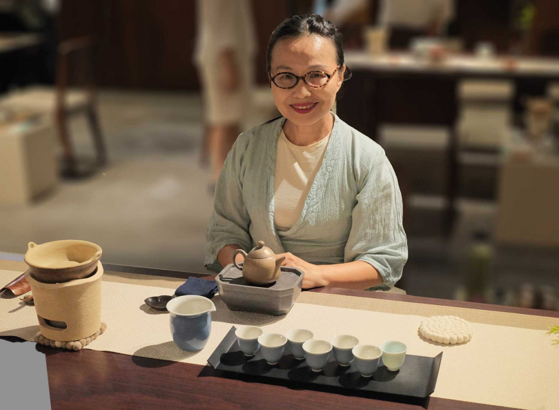 「春秋茶藝」專業泡茶師以烹蒸爐盞司茶分享。(圖/吳德亮攝影)