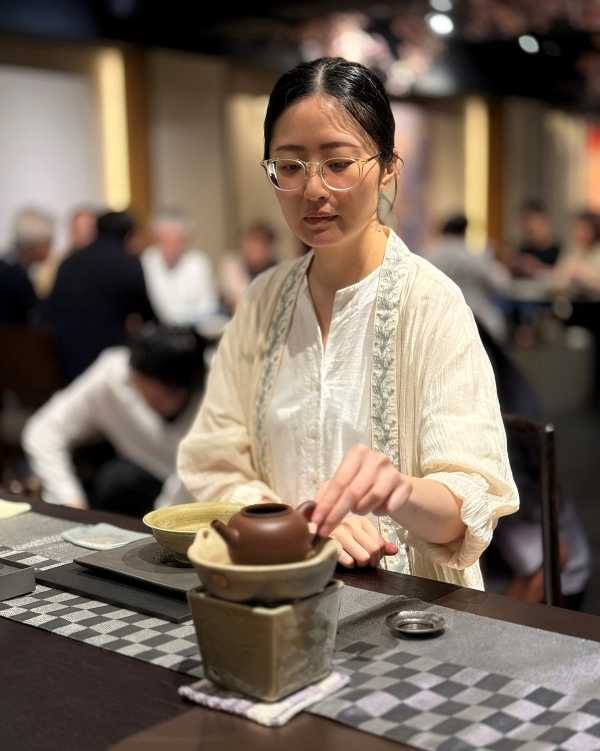 「春秋茶藝」專業泡茶師以烹蒸爐盞司茶分享。(圖/吳德亮攝影)
