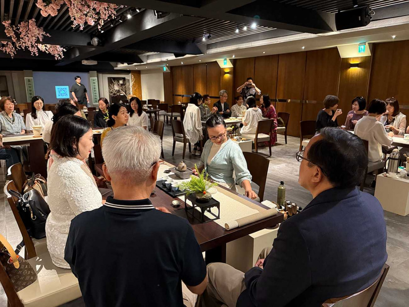 現場由六位專業泡茶師司茶以蒸功夫茶沖泡分享。(圖/吳德亮攝影)