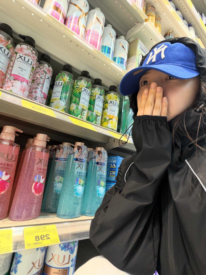 李多慧最後只與自己代言的商品照合影,就回家了。(圖/翻攝Threads/李多慧)