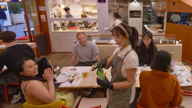 俞利在開店前還特地把點餐、上菜會用到的法文寫在手臂上隨時複習,並用韓文標註法文發音。(圖/中天綜合台提供)