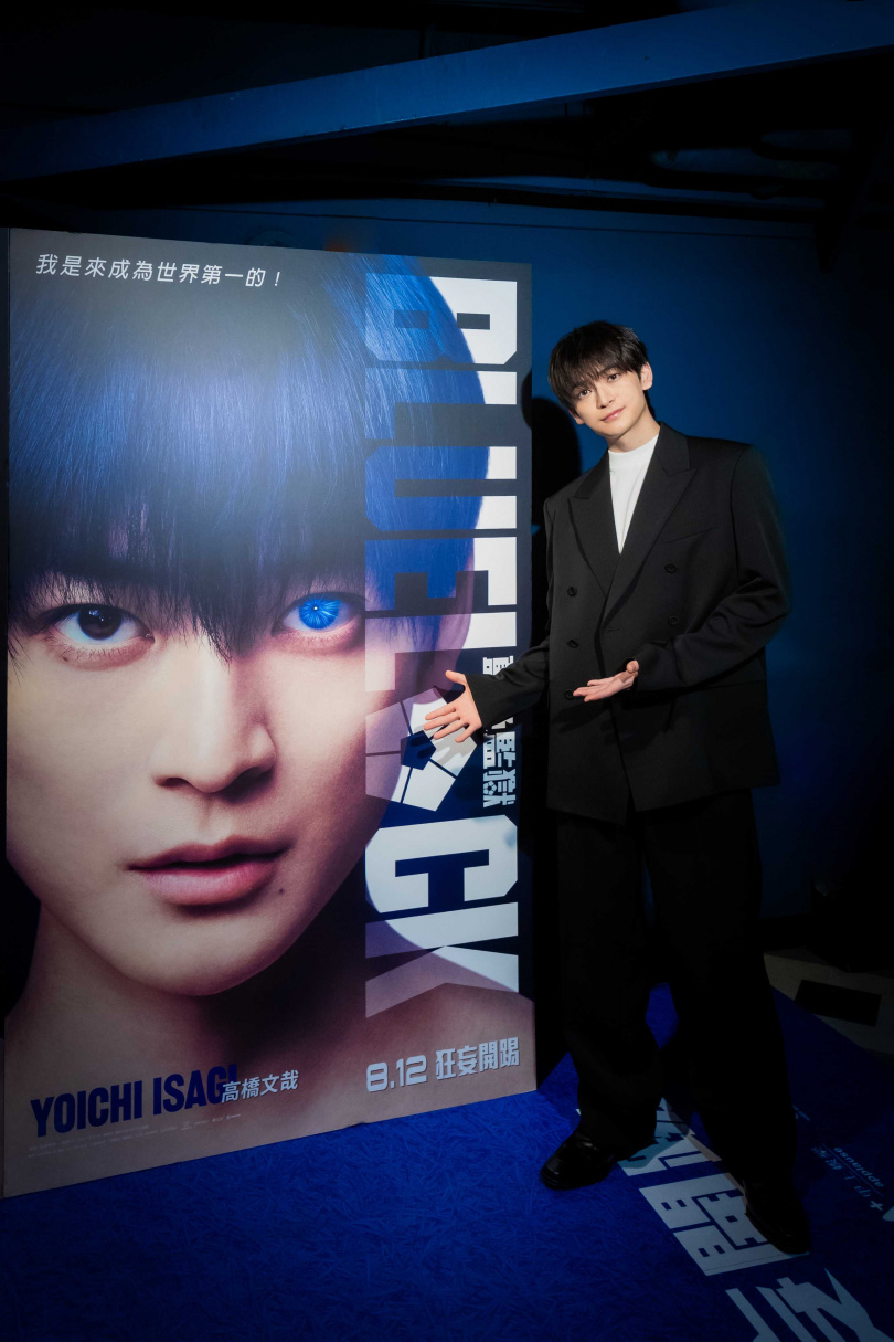 高橋文哉與「潔世一」角色海報立牌合影。（圖／甲上娛樂提供）