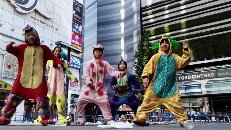 電影《炎上》演員們穿著動物造型的連身睡衣,在東京新宿歌舞伎町街頭跳舞。(圖/CATCHPLAY提供)