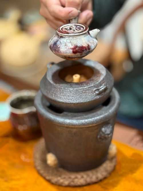 吳晟誌早期燒造的蒸釜瀹茶爐清晰可見釜中的穿心銚。(圖/吳德亮攝影)