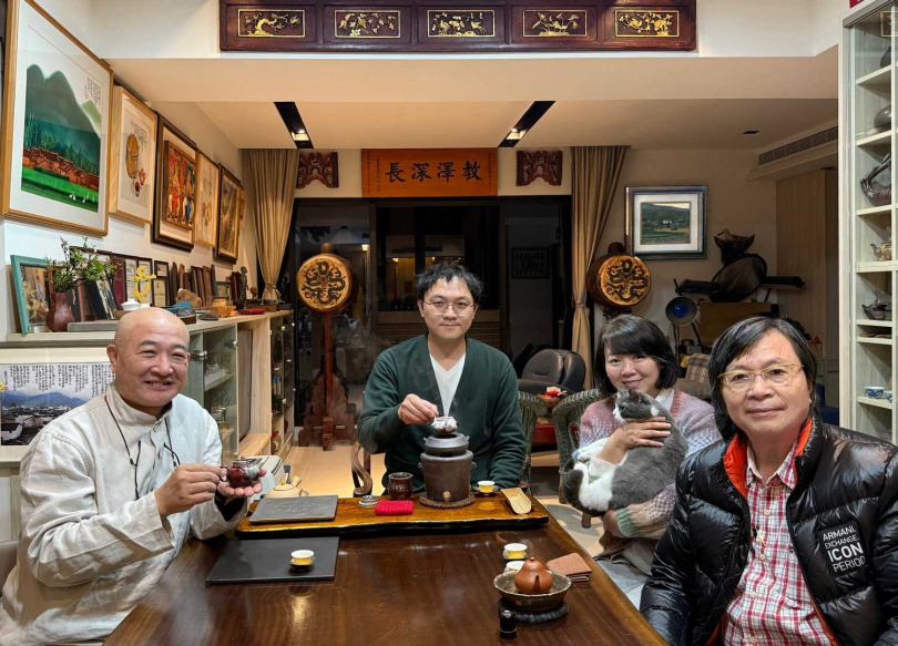 李國平與吳晟誌於2025年3月首度在德亮詩書茶畫工作室亮相發表烹蒸瀹茶法。(圖/吳德亮攝影)