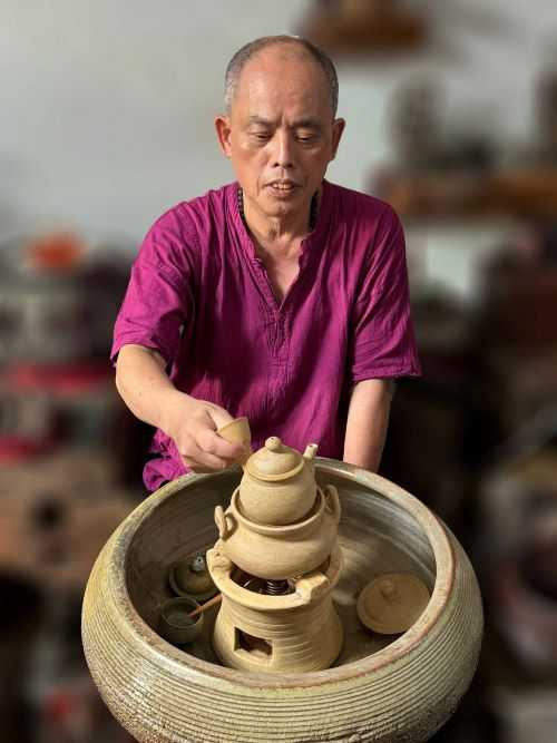 陶藝名家翁國珍親自示範以蒸釜瀹茶。(圖/吳德亮攝影)