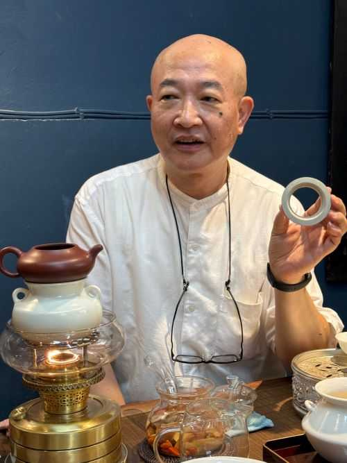 李國平展示為開口體積稍大蒸釜所設計的「乾坤圈」。(圖/吳德亮攝影)